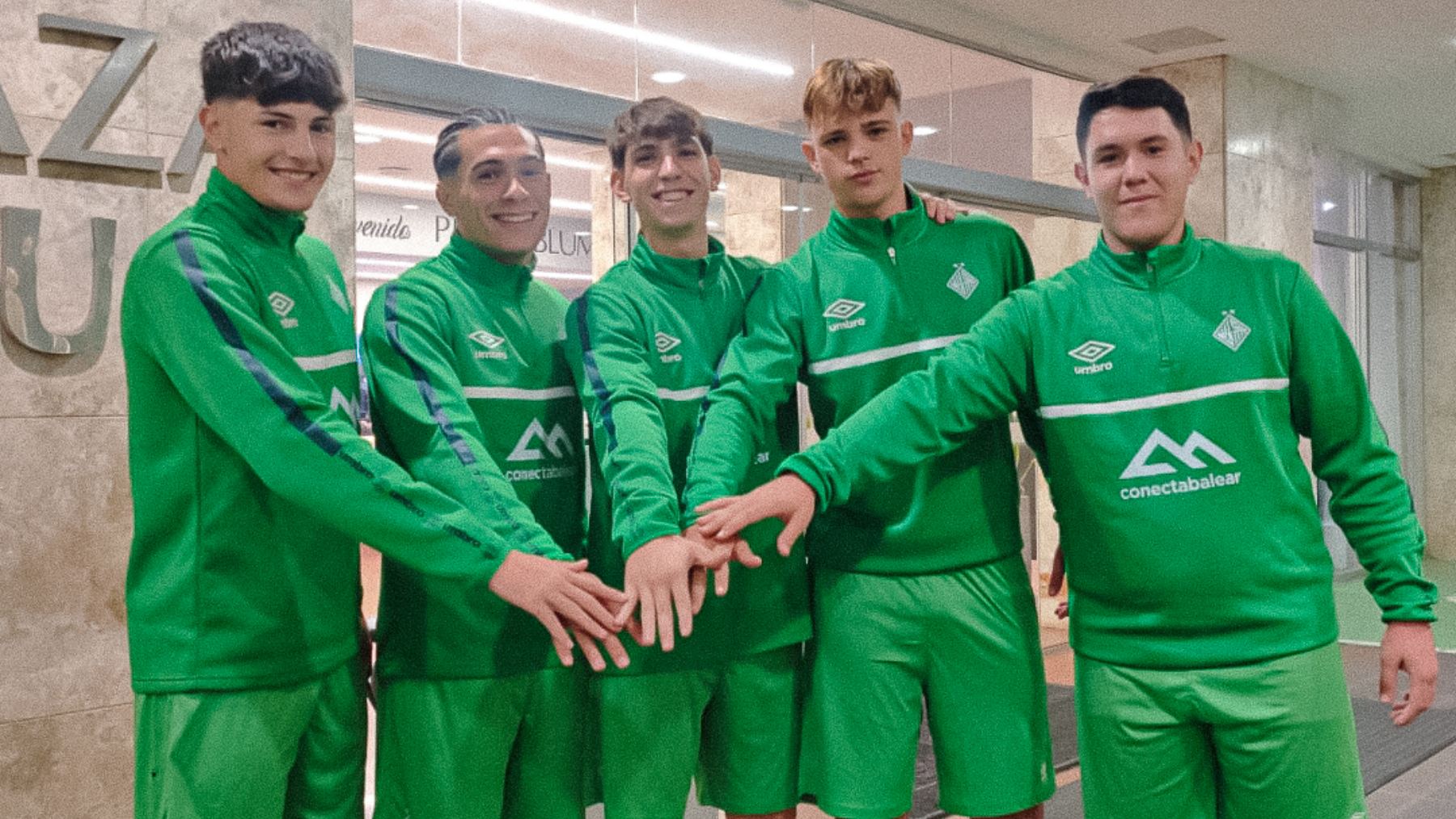 Los jugadores del juvenil posan en el hotel de concentración en Blumenau (1)