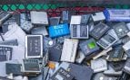 Baterías desechadas de teléfonos móviles.