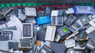 Baterías desechadas de teléfonos móviles.