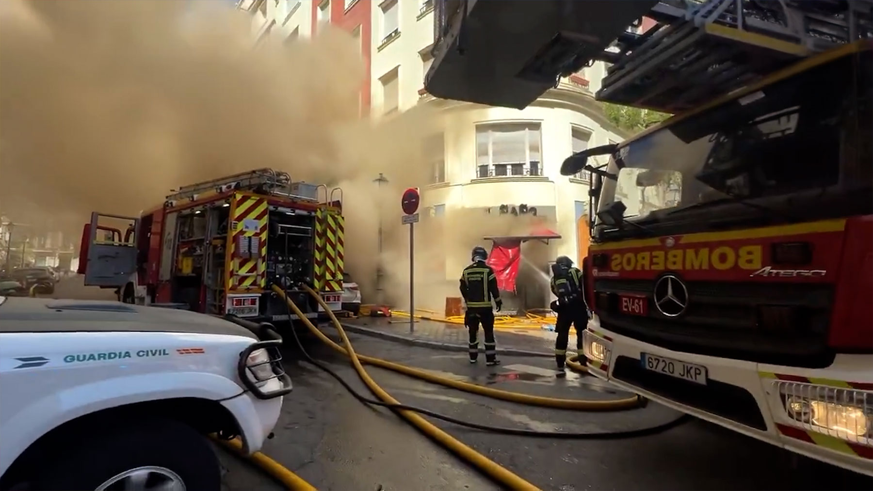 Seis bomberos heridos, dos graves, en el incendio de un restaurante en Madrid