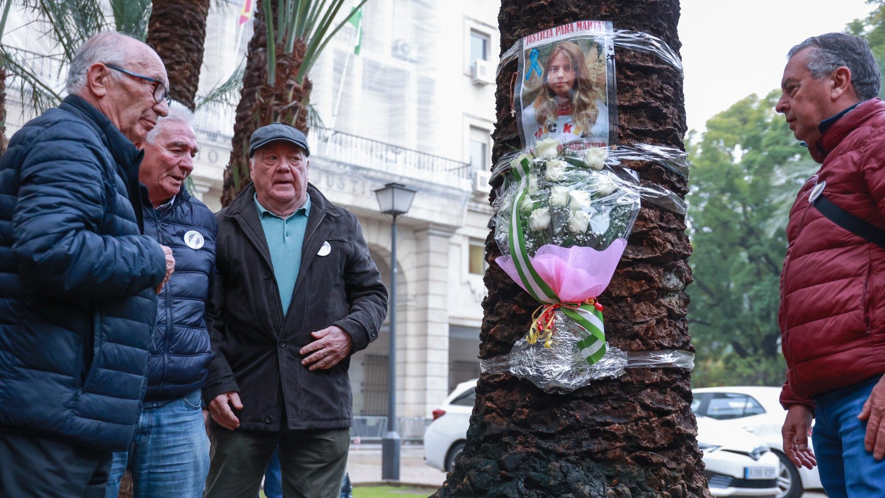 El abuelo de Marta del Castillo, José Antonio Casanueva (1i), en la concentración por los 16 años del asesinato. (EP)