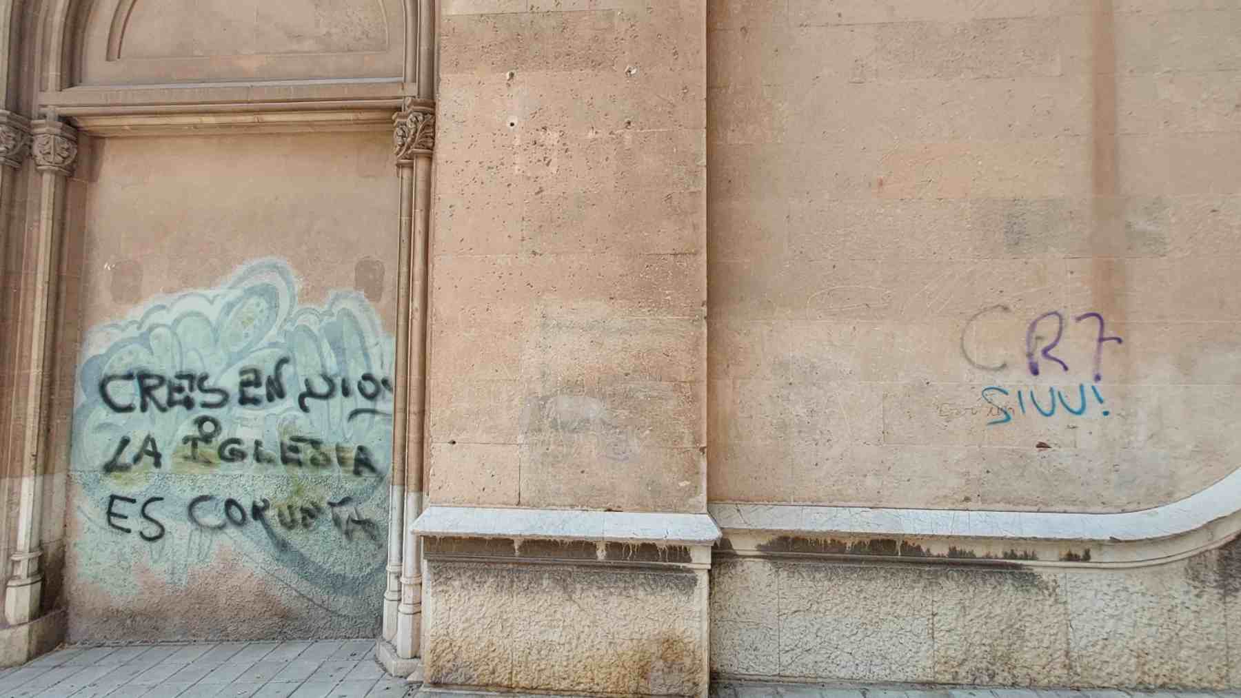 Pintada vandálica en una iglesia de Palma.