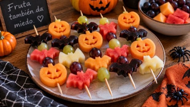 c&oacute;mo hacer Brochetas de fruta con forma de calabaza y murci&eacute;lago