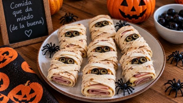 c&oacute;mo hacer Wraps de jam&oacute;n y queso decorados como momias