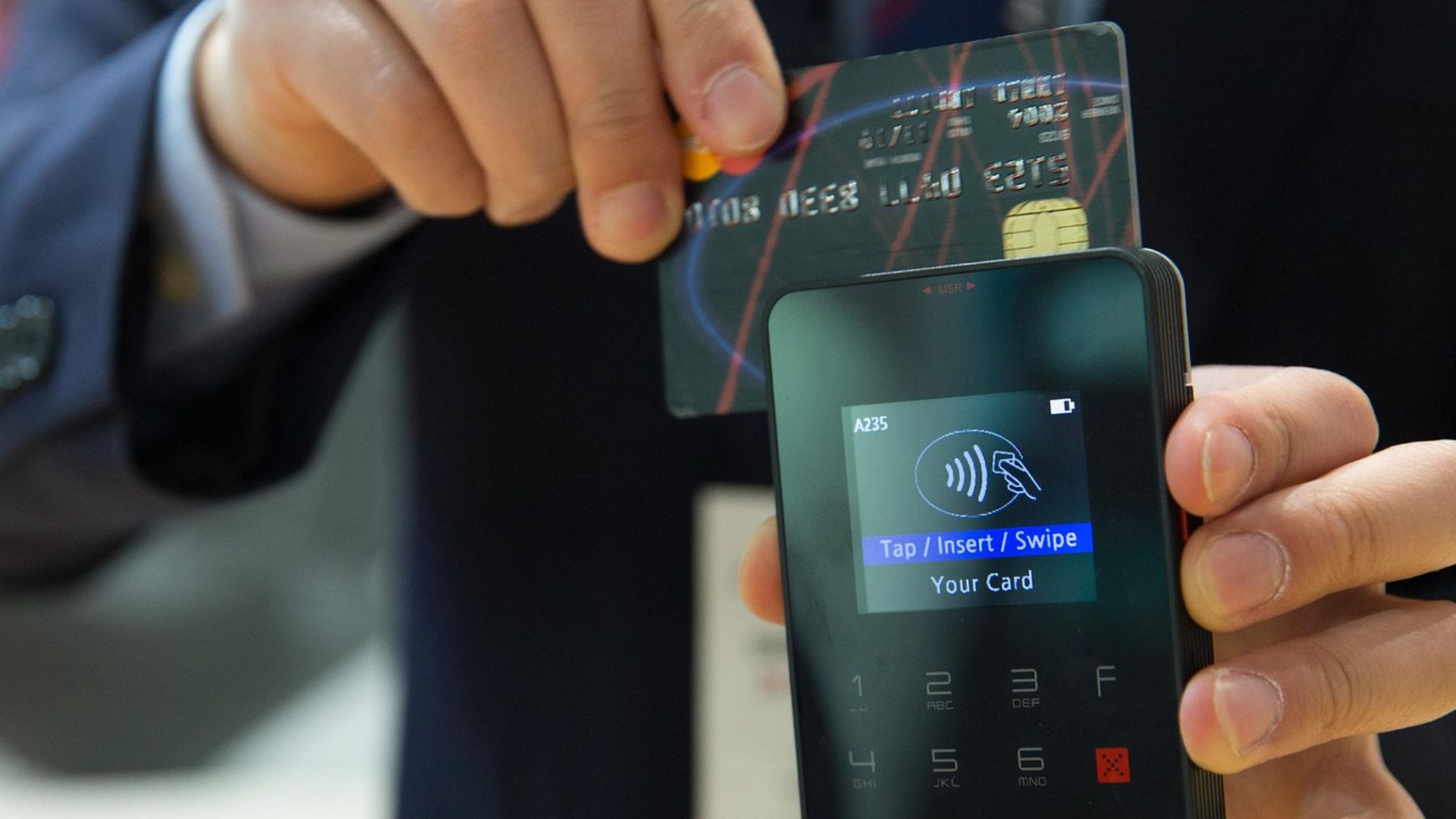 «Confirma tus datos y tarjeta»: el mensaje que está llegando a miles de españoles y que es una trampa para robarte