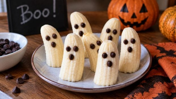 paso a paso c&oacute;mo hacer Fantasmas de pl&aacute;tano con ojos de chocolate