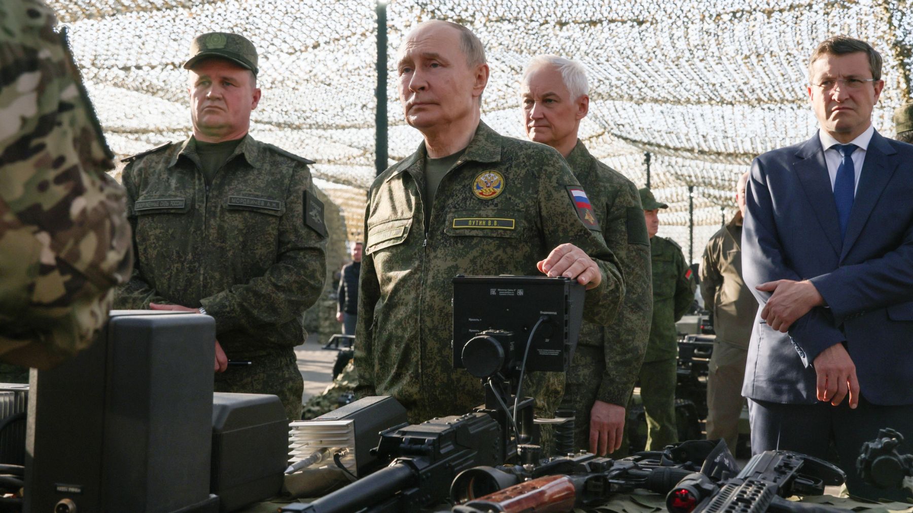 Putin redobla su desafío: visita vestido de militar las maniobras Zapad 2025 en la frontera con Polonia