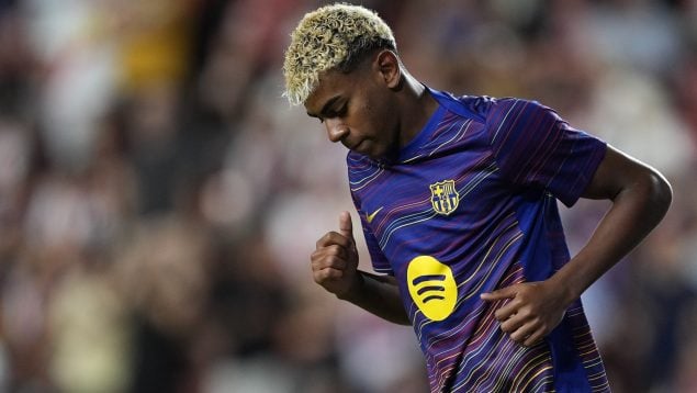 Lamine Yamal, en un calentamiento con el FC Barcelona. (Europa Press)
