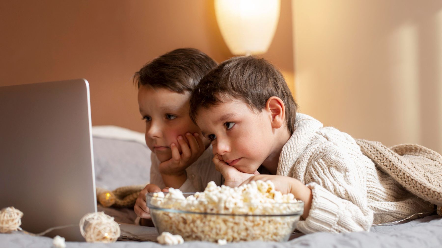 Niños viendo dibujos animados. Foto: Freepik