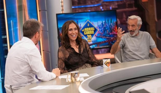 Pablo Motos junto a María Barranco e Imanol Arias en El Hormiguero. (Atresmedia)