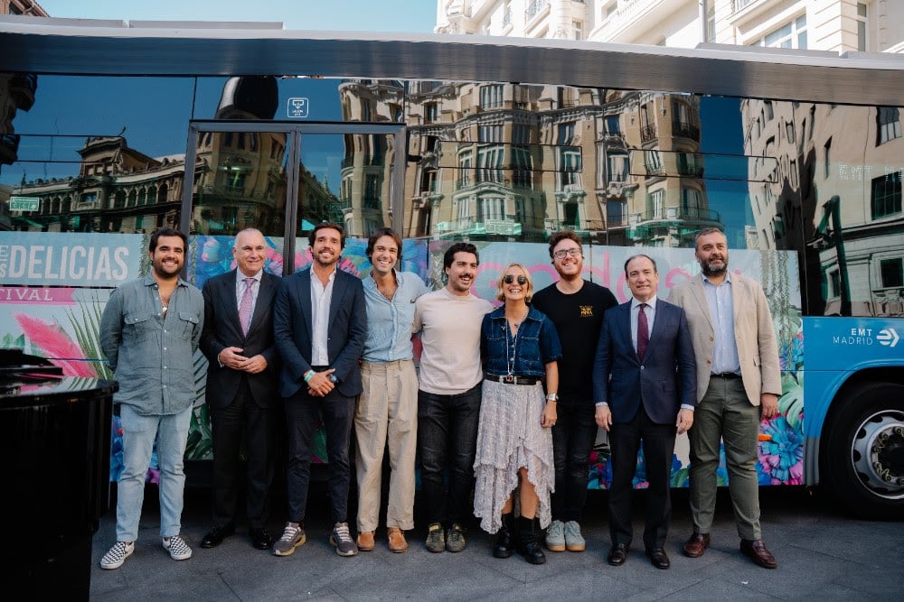 De izquierda a derecha: Gonzalo Marrón, representante de El Jardín de las Delicias; Alfonso Sánchez, director general de EMT; Ignacio Asensi, responsable de patrocinios de Endesa; Hey Kid y Paula Mattheus, y Borja Carabante, delegado del Área de Gobierno de Urbanismo, Medio Ambiente y Movilidad del Ayuntamiento de Madrid.