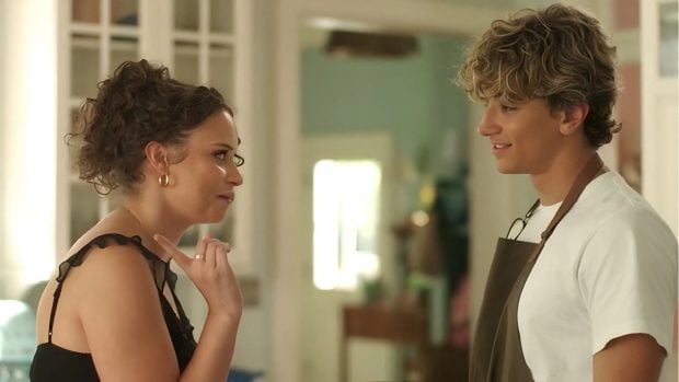 Denise y Jeremiah en El verano en que me enamoré. (Prime Video)
