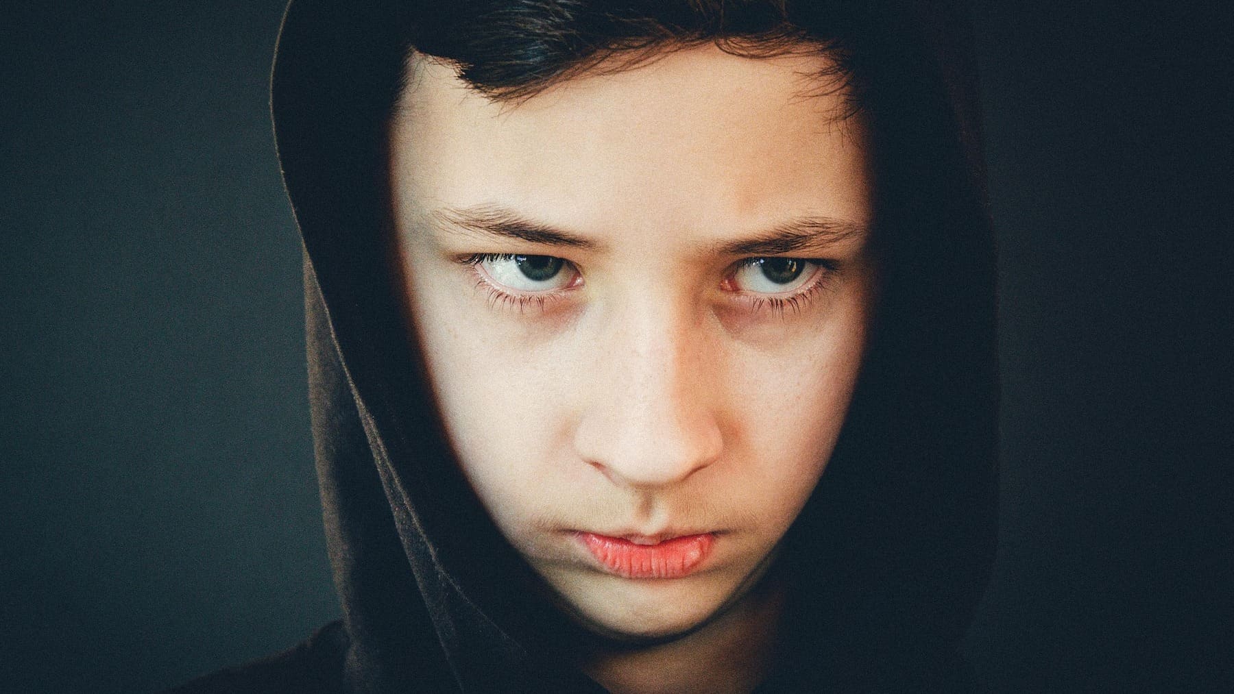 Adolescente enfadado.
