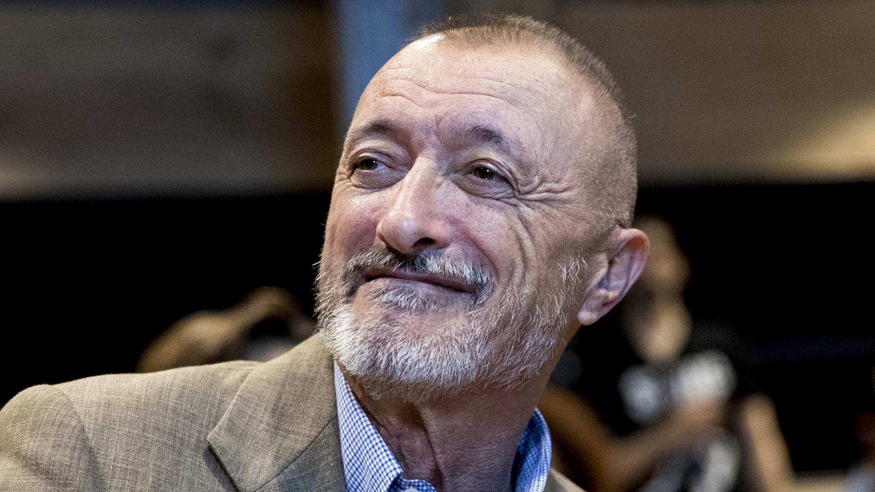 Arturo Pérez-Reverte sonriendo. (Foto: Gtres)