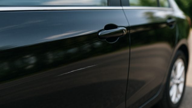 eliminar los arañazos del coche
