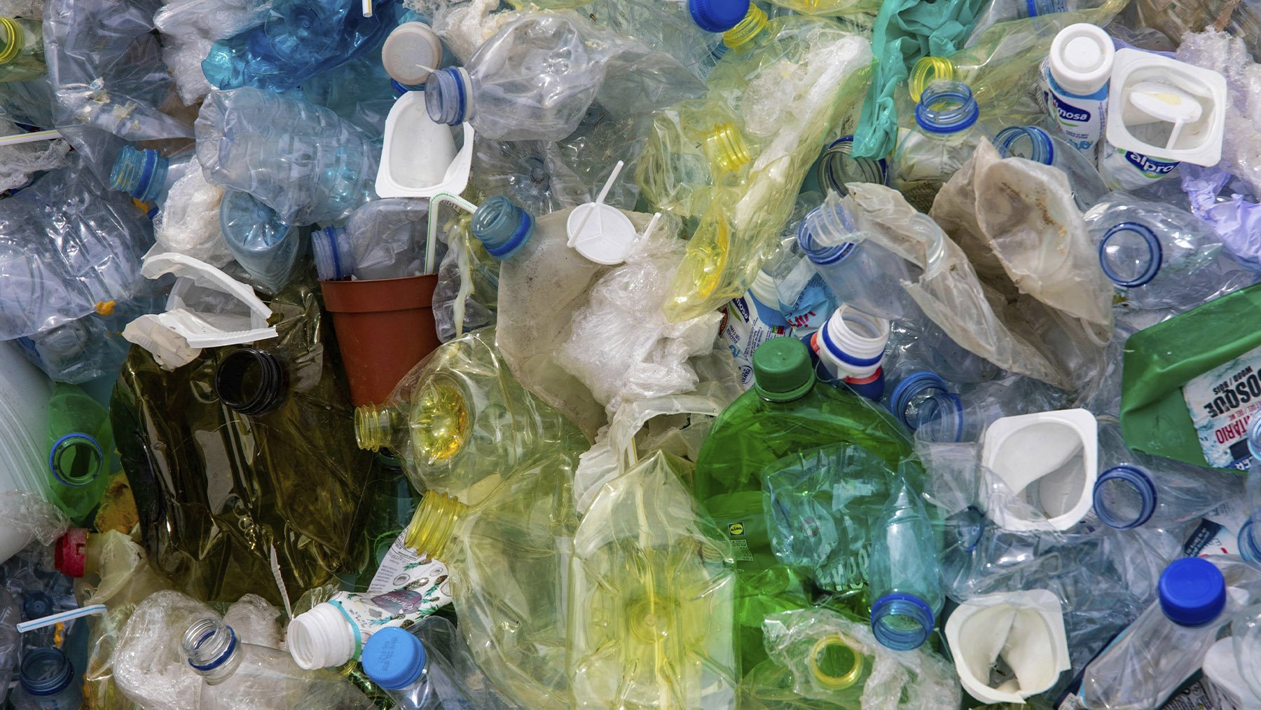 Bombazo en la industria del reciclaje: científicos coreanos consiguen reciclar plásticos sin clasificarlos previamente
