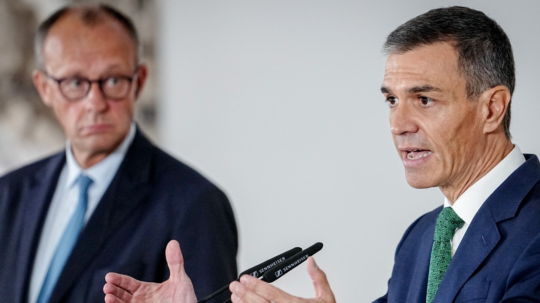 Sánchez pide a Merz apoyo para que el catalán sea oficial en la UE y éste propone traducción por IA