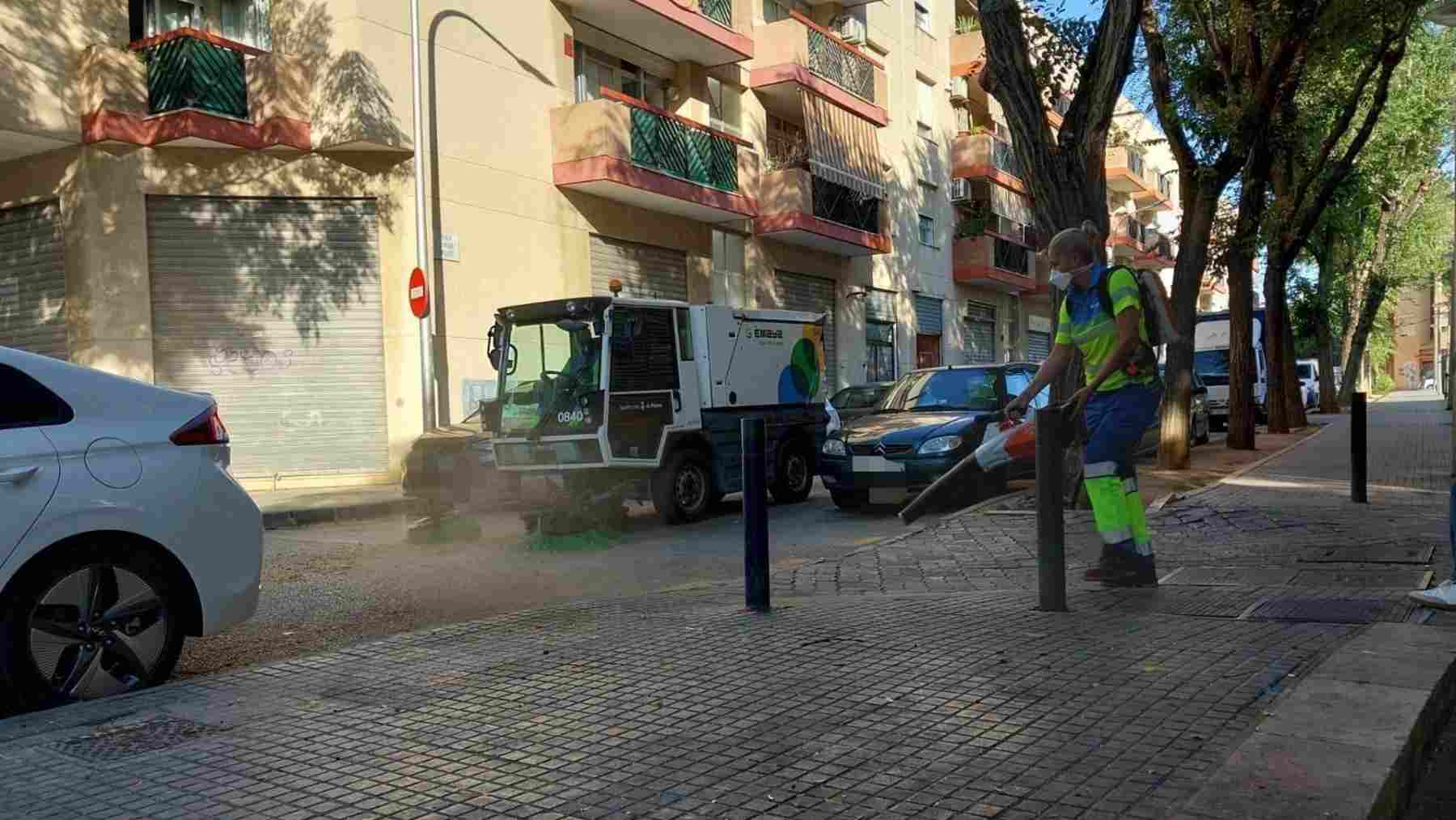 Operarios de Emaya en las calles de Son Gotleu.