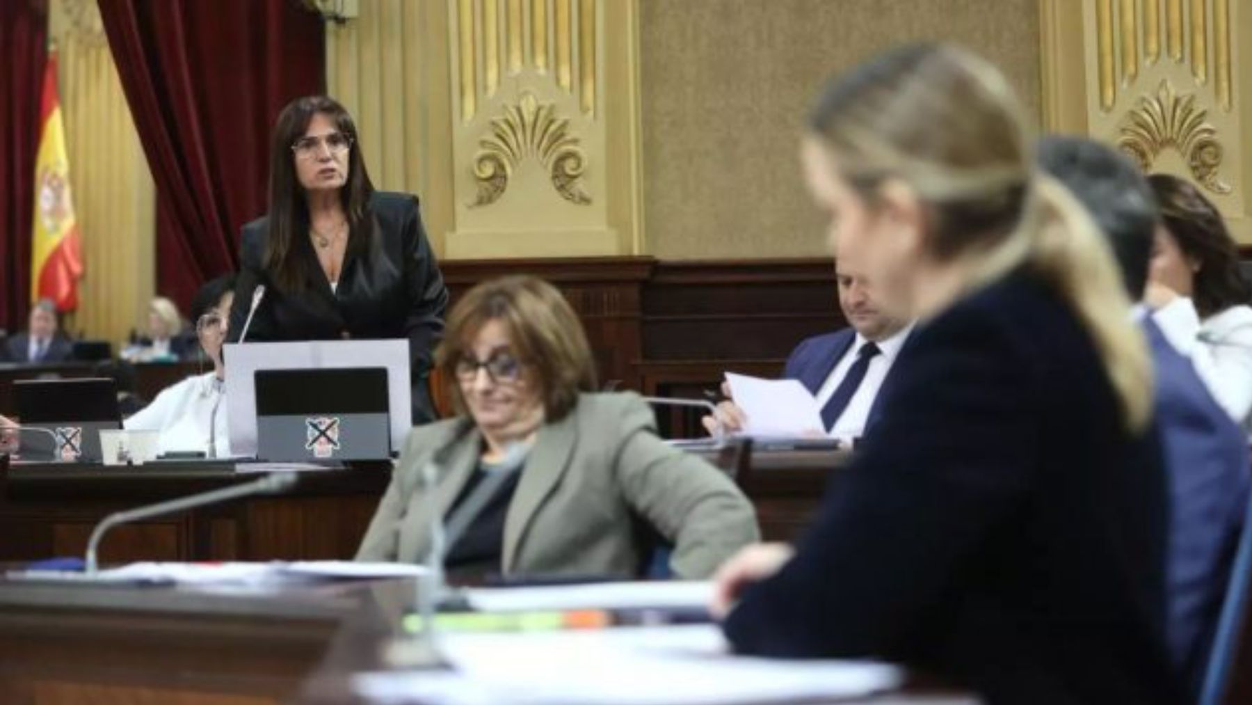 Manuela Cañadas y Marga Prohens un en Pleno del Parlament.