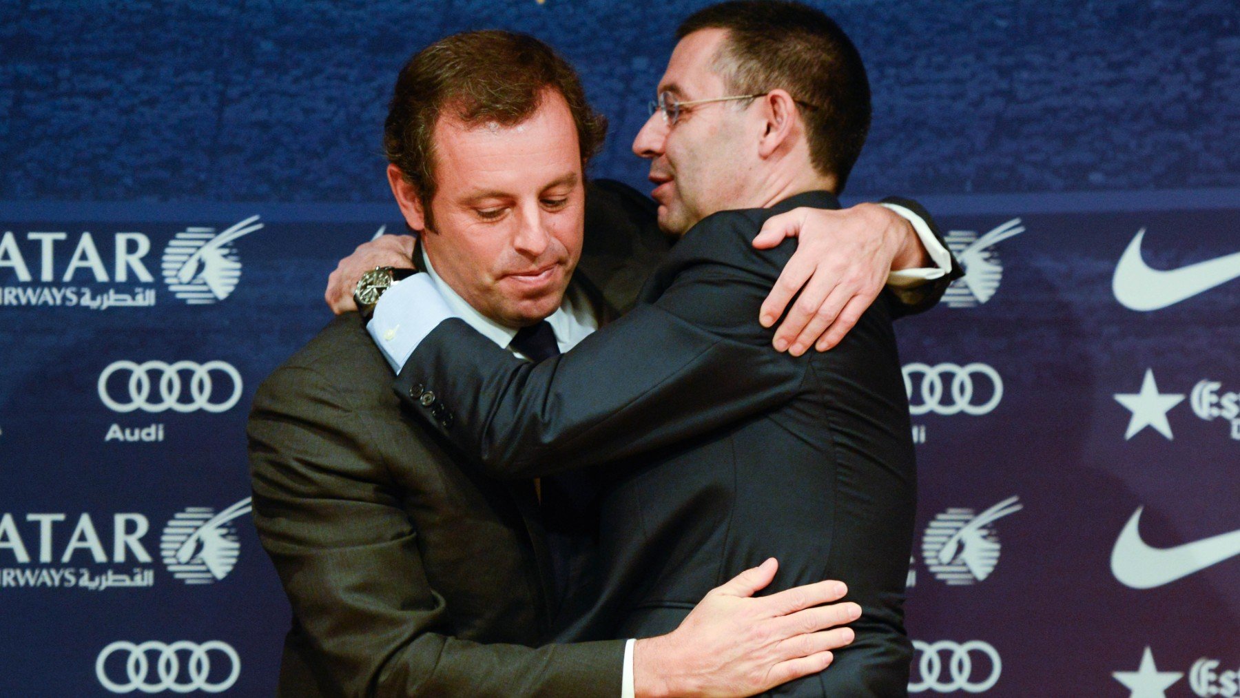 Rosell y Bartomeu se abrazan el día de su relevo en la presidencia del Barcelona. (Getty)