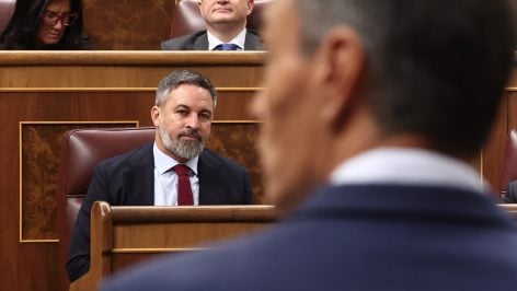 Santiago Abascal en el Congreso con Pedro Sánchez en primer término. (EP)