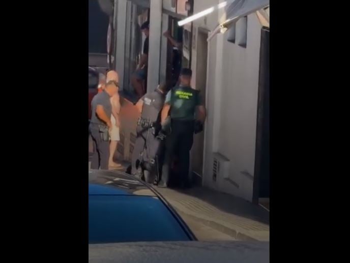 Un hombre drogado, armado con un cuchillo y fuera de sí siembra el pánico en el Arenal