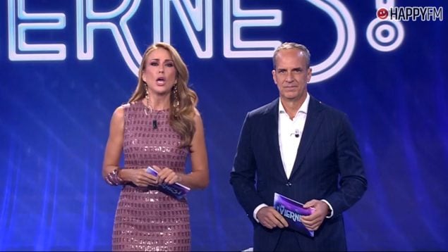 Bea Archidona y Santi Acosta, presentadores de De Viernes. (Mediaset)