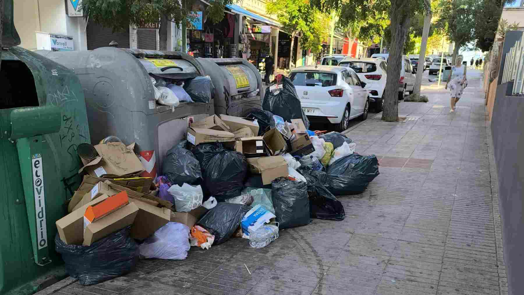 Montañas de basura se acumulan en las calles del interior de la mayor zona turística de Mallorca