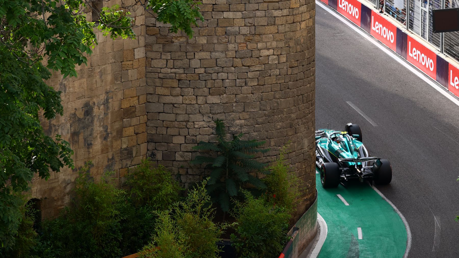 Aston Martin se desangra en Bakú y Alonso desaparece del mapa