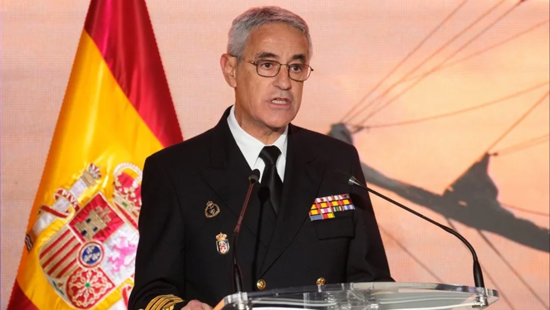 El jefe de la Armada dice que está para salvar inmigrantes y Vox responde: «Está para defender España»