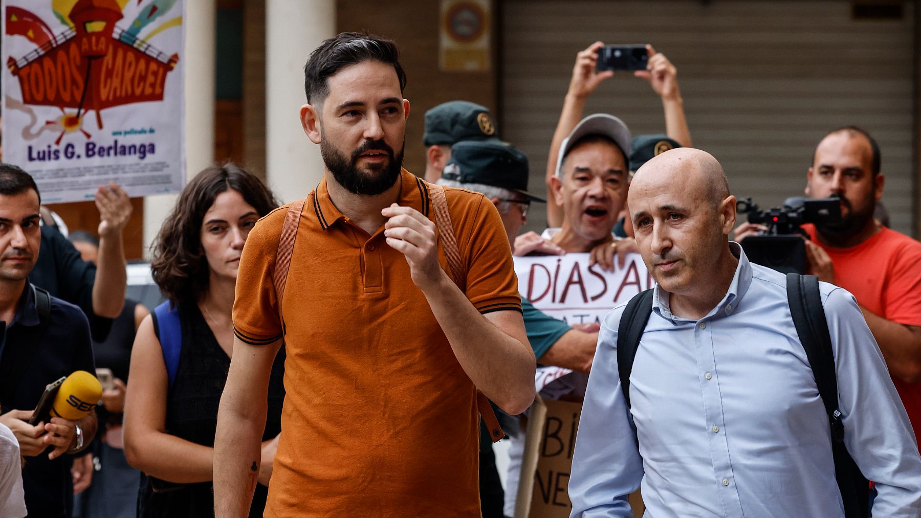 Las víctimas de la DANA increpan al presidente del Júcar en el juzgado: «¡Mi madre está muerta!»