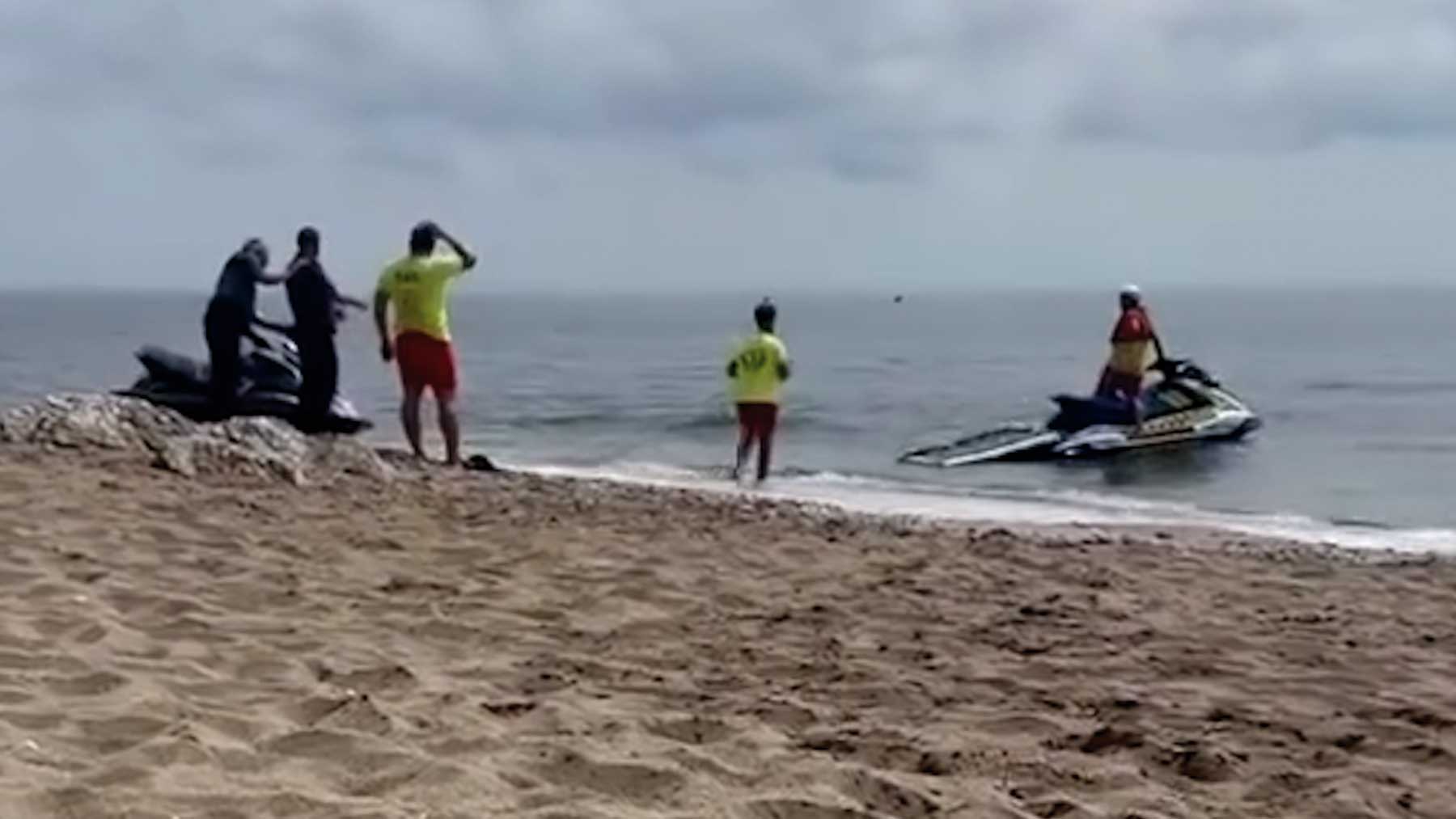 Dos inmigrantes ilegales llegan a una playa de Mijas en moto de agua y escapan de la Guardia Civil