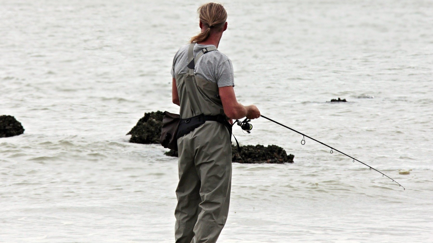 Los pescadores ponen el grito en el cielo: quieren prohibirles la pesca recreativa de la lubina y ya están movilizando