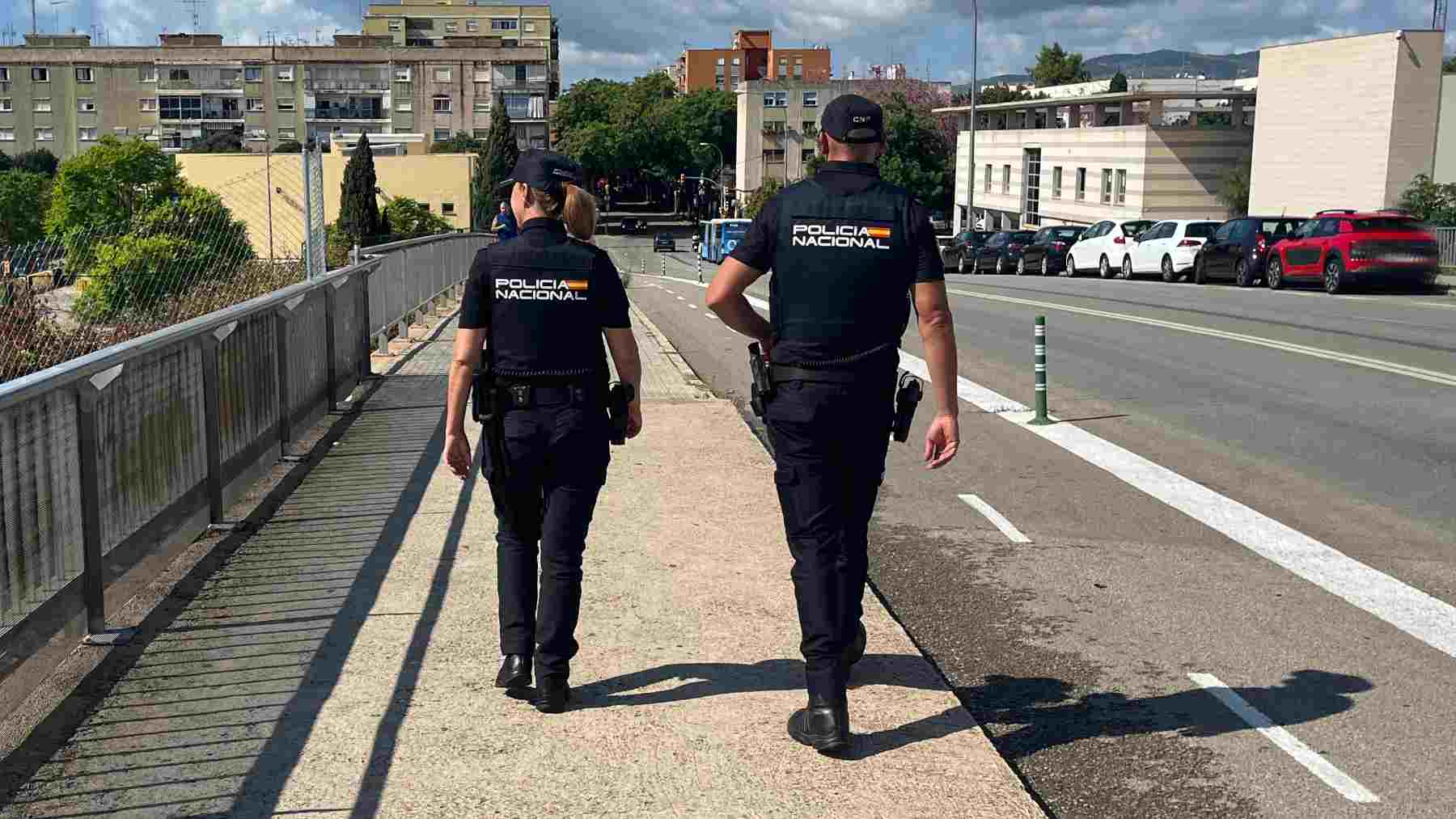 Patrulla de la Policía Nacional se dirige al barrio de Son Gotleu de Palma.