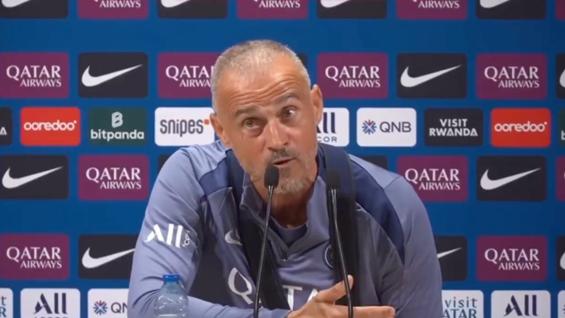 Luis Enrique pide el Balón de Oro a Dembélé cantando en rueda de prensa