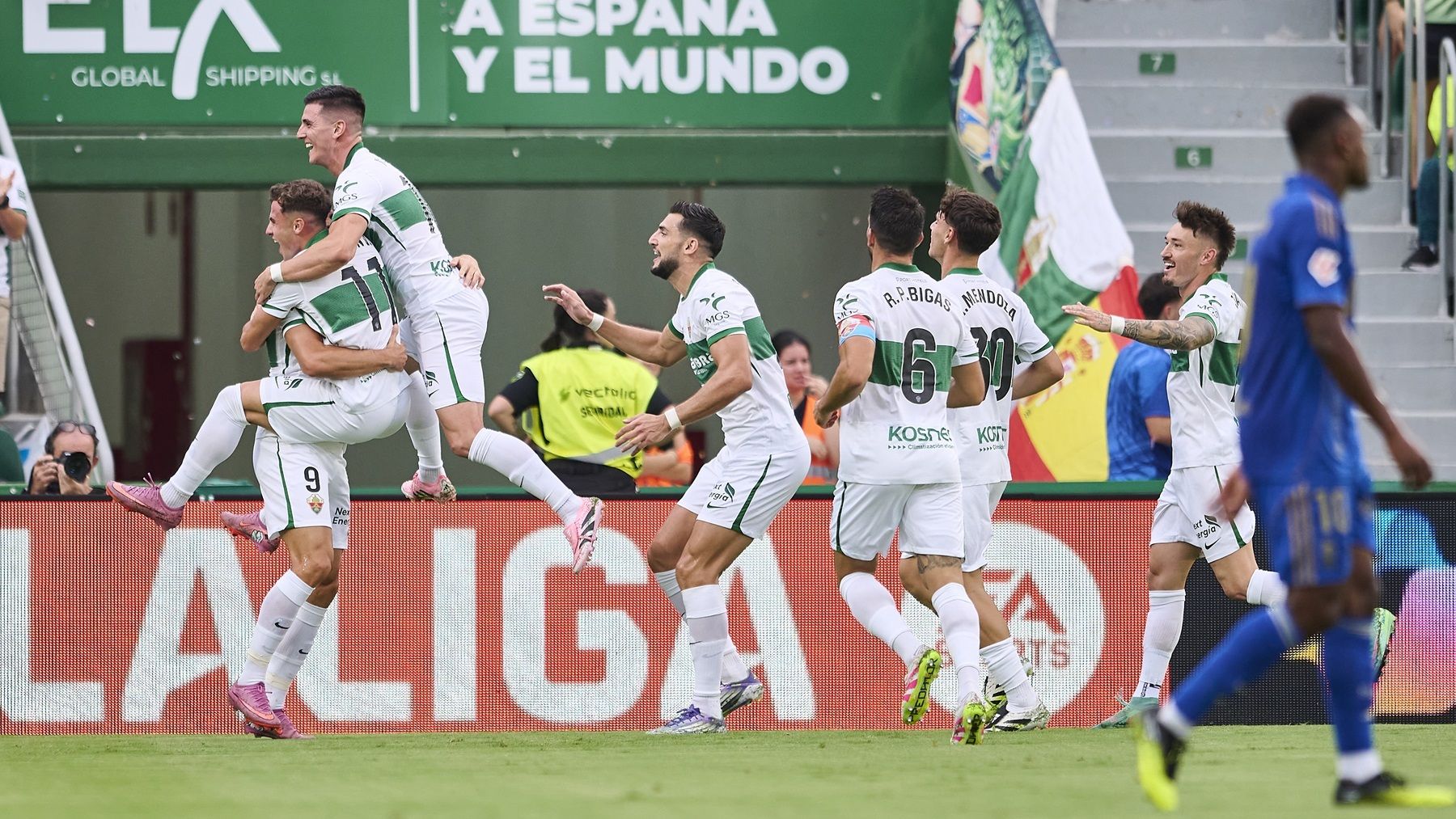 El Elche celebrando el gol al Oviedo. (Europa Press)