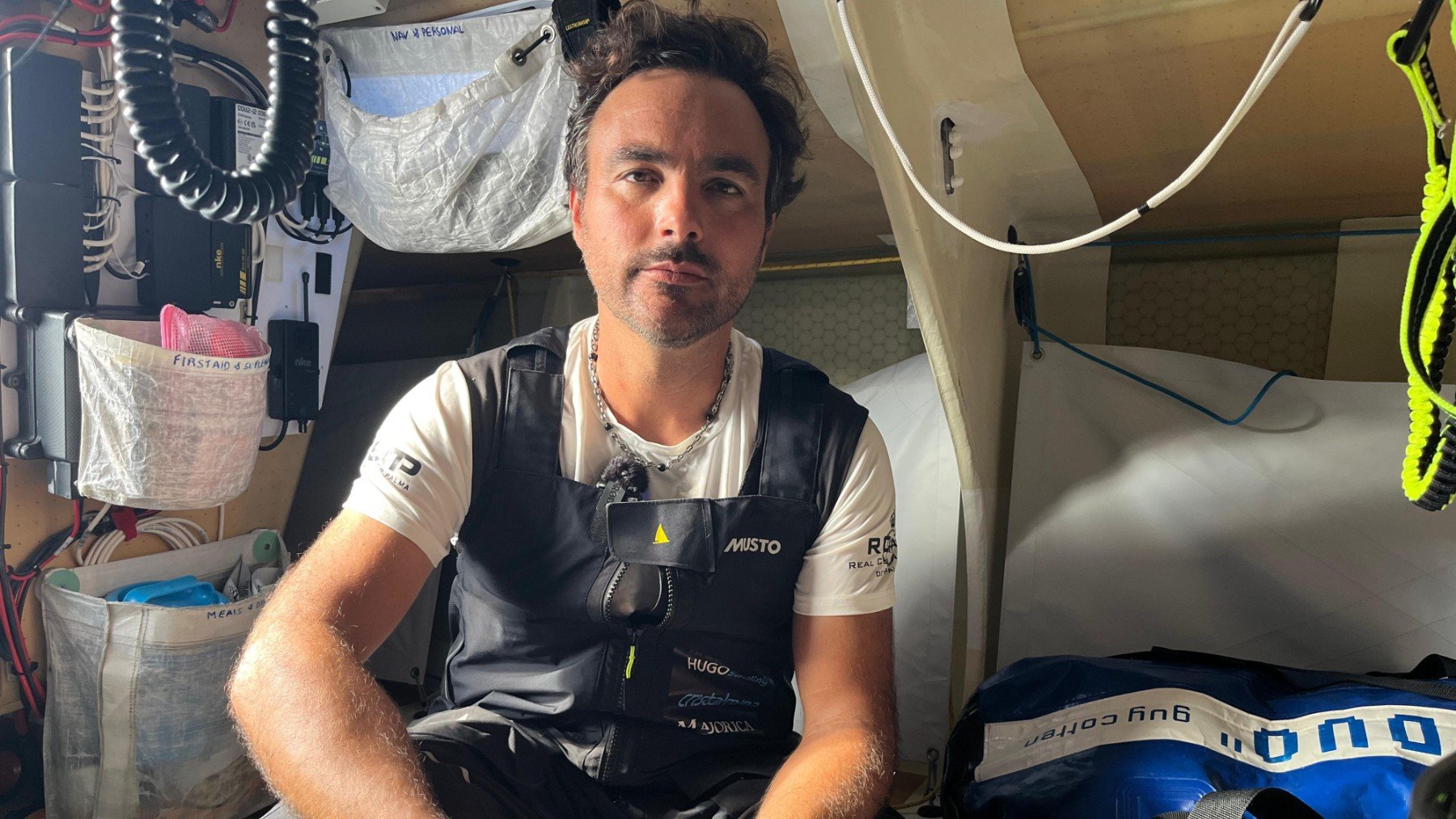 Hugo Ramón, en la cabina del Cristalmina-Majórica antes de tomar hoy la salida de la Mini Transat.