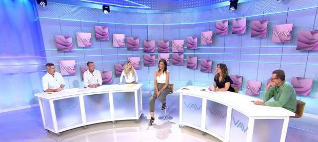 Alejandra Rubio junto a los colaboradores de Vamos a ver (Mediaset).