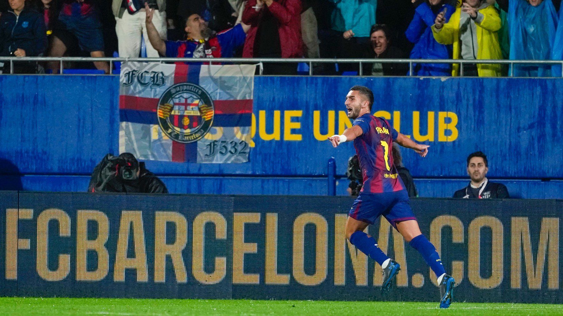 Ferran Torres no desaprovecha la oportunidad y le come la tostada a Lewandowski