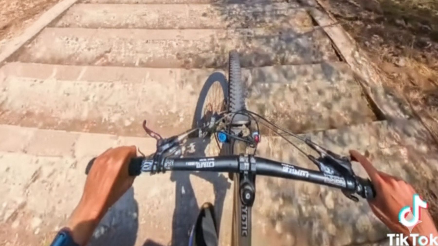 Cazan a un ciclista kamikaze bajando a toda leche por las escaleras del castillo de Bellver de Palma