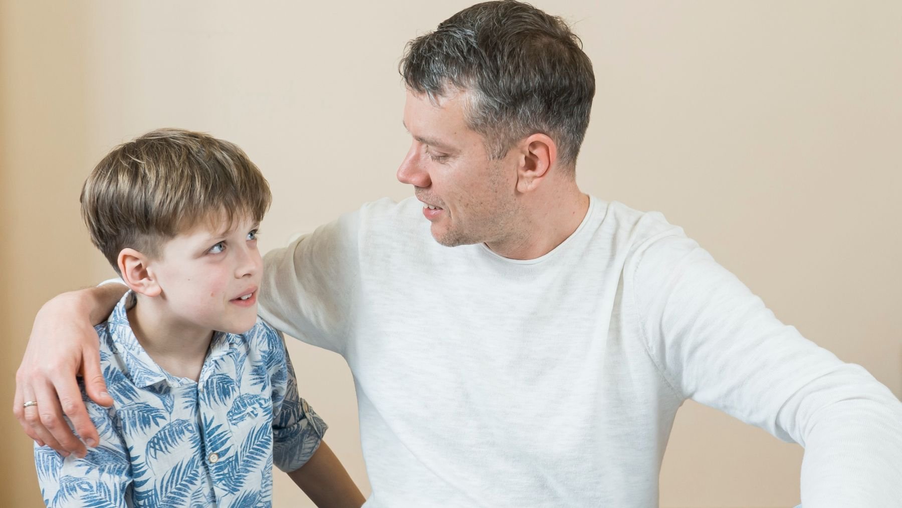 Padre e hijo charlando. Foto: Freepik