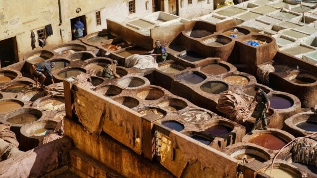 Curtido tradicional del cuero en Marruecos.
