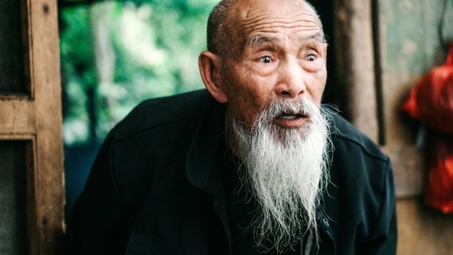 Hombres chinos que se dejan la uña del meñique larga