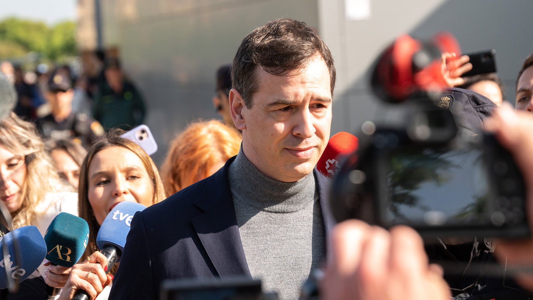 La Audiencia sienta en el banquillo al hermano de Sánchez por prevaricación y tráfico de influencias