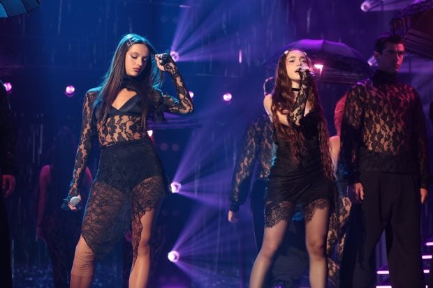 Claudia Arenas y Judit durante su actuación en la Gala 1 de OT 2025. (Prime Video)