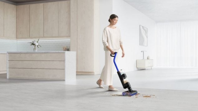 Con esta fregona eléctrica de Dyson vas a querer fregar tu casa a diario: ¡Tiene 300€ de descuento!