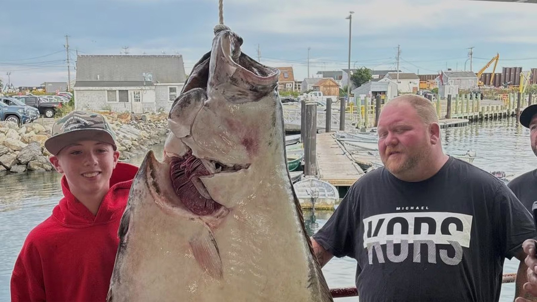 Un pescador de 13 años captura un fletán de 80 kilos más grande que él: están valorando si es récord mundial