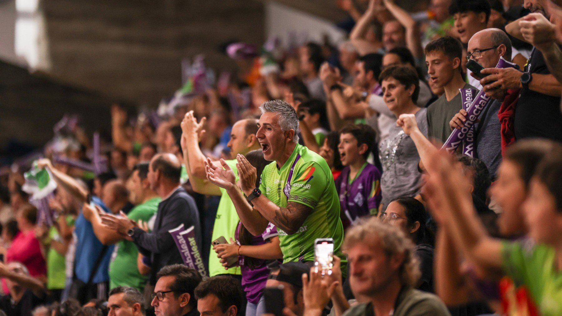 Aficionados celebran un gol en Son Moix.