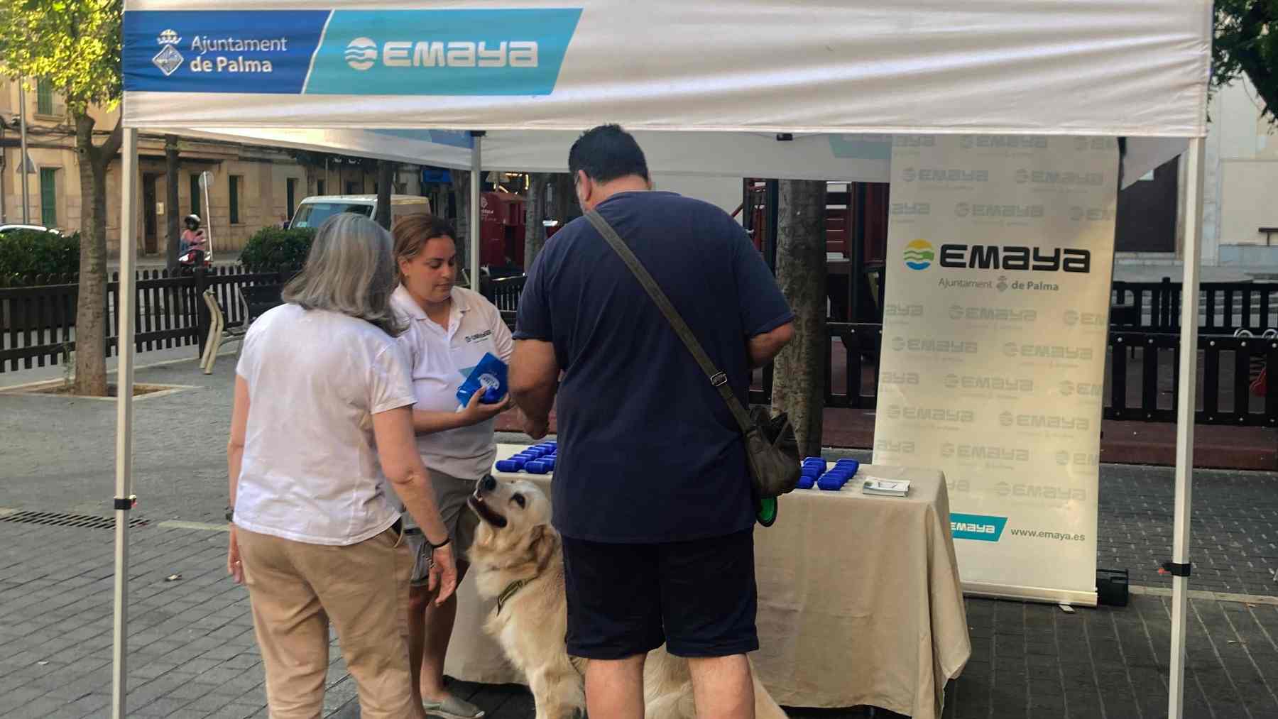 Carpa informativa de Emaya dirigida a los propietarios de mascotas.