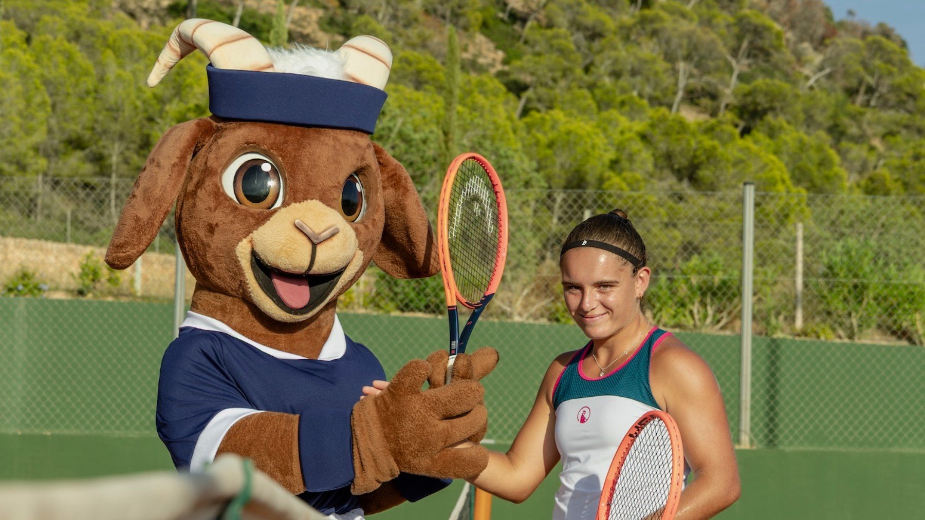 Cristina Díaz, con la mascota del torneo.